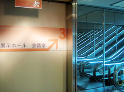 展示ホールへのエスカレーター