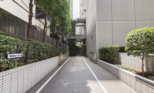 ビル1F荷捌所にバックで車両を入れてください。