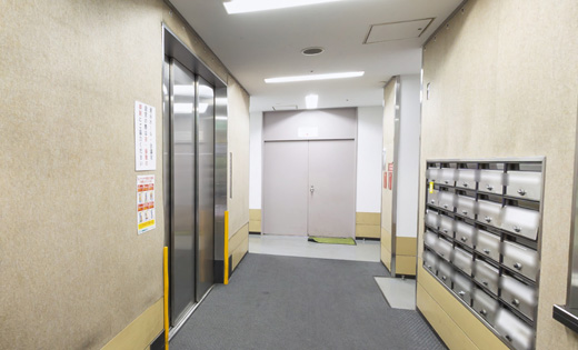 入ってすぐ左側が専用大型エレベーターです。 